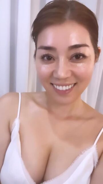 🇯🇵 🥰

開発者・信澤美帆 46歳。
たった1本の若返りスキンケア
ROJEN® 美整オイルで、この輝きを叶え続けています。

ROJENだけの
オメガ3・6・7・9 を贅沢に配合。

さらに、通常蒸留法では抽出できないほどの
何倍もの薔薇の栄養素を凝縮できる
水素蒸留法によるダイヤモンドクオリティのオーガニック・ローズオットーを使用。

老化したお肌に必要な
26種類以上のビタミン・ミネラル・必須脂肪酸を凝縮。

それはまさに
「若返りの魔法のひとしずく」

あなたのお肌に合った
究極のROJENをお選びください。

🇺🇸💋💕

Developed by Miho Nobusawa, age 46.
She continues to achieve this youthful radiance
with just one transformative skincare —
ROJEN® BISEI OIL.

Exclusively formulated with
Omega 3, 6, 7, and 9.

Infused with diamond-quality organic Rose Otto,
extracted through advanced hydrogen distillation —
a method that concentrates multiple times more rose nutrients
than conventional distillation.

Packed with over 26 essential vitamins, minerals,
and skin-restoring fatty acids
that aging skin truly needs.

This is more than skincare.
It is a magic drop of rejuvenation.

Discover the ultimate ROJEN
crafted for your skin.

ROJEN公式サイト 
🇯🇵日本
rojen.jp
スキンケアご購入ダイレクトページ
https://rojen.jp/bisei-oil/shop/

🇺🇸USA
rojenusa.com
ROJEN Organic Skincare  https://rojenusa.com/biseioil/
