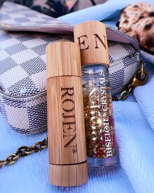 ナチュラル成分のみで
唇に最高峰の
ヴォリュームを与える
ミラクル感覚の
リップトリートメント💋

✨✨✨✨✨✨

魔法の新感覚😍３つのポイント❤️

💖リップクリームを超える魔法の新感覚！
薔薇が持つ奇跡の「若返りの栄養素」が凝縮💕
　
💖ローズオットーの栄養素が高濃度で濃縮配合！
薔薇が持つ奇跡の「若返りの栄養素」が凝縮
高濃度の天然・抗酸化物質・ミネラル・ビタミンが強化された美整オイルをたっぷり配合🤩
　
💖BPA Free + 最高峰高級バンブー
抗菌効果抜群の高級バンブーだから、
自然のエネルギーと浄化作用であなたの唇と美貌を優しくサポート✨

✨✨✨ 💖 ✨✨✨

✨✨✨ 💖 ✨✨✨
ROJEN公式サイト
🇯🇵日本
rojen.jp
スキンケアご購入ダイレクトページ
https://rojen.jp/bisei-oil/shop/

ROJEN® 公式LINEでは、
お友達登録してくださった方へ、
美整オイルやその使い方、
ビフォーアフターはもちろん、
🤩美帆先生からの
♥️秘密＆特別メッセージ♥️を
特別にお届けしています💖
https://lin.ee/UEcfRTX

✨✨✨ 💖 ✨✨✨
ROJEN Official
🇺🇸USA
rojenusa.com
ROJEN Organic Skincare 
https://rojenusa.com/biseioil/
🇺🇸 U.S. Official Email Subscription
Subscribe by Email:
https://rojenusa.com/newsletter/
Follow on Instagram:
https://www.instagram.com/rojenofficial/
✨ You’ll receive exclusive discounts and special offers with every newsletter!
✨✨✨

#ROJEN #biseioil #美整オイル #魔法の5秒リフト #エイジングケア #リップクリーム #リップトリートメント #ローズオットー #グロスクリーム